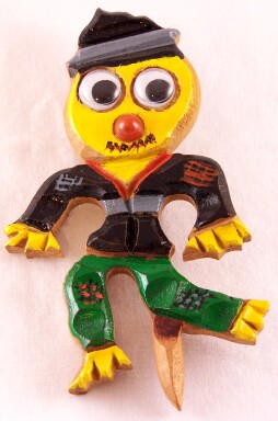 BP208 wood googly eyed scarecrow pin